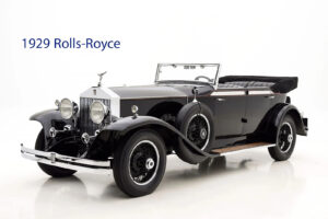 تصویر خودروی رولز رویس مدل ۱۹۲۹ را مشاهده می کنید که جلو پنجره از جنس ورق استیل دارد.